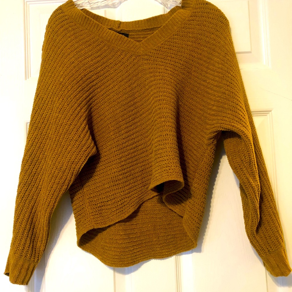 American Eagle yellow Pull over sweater